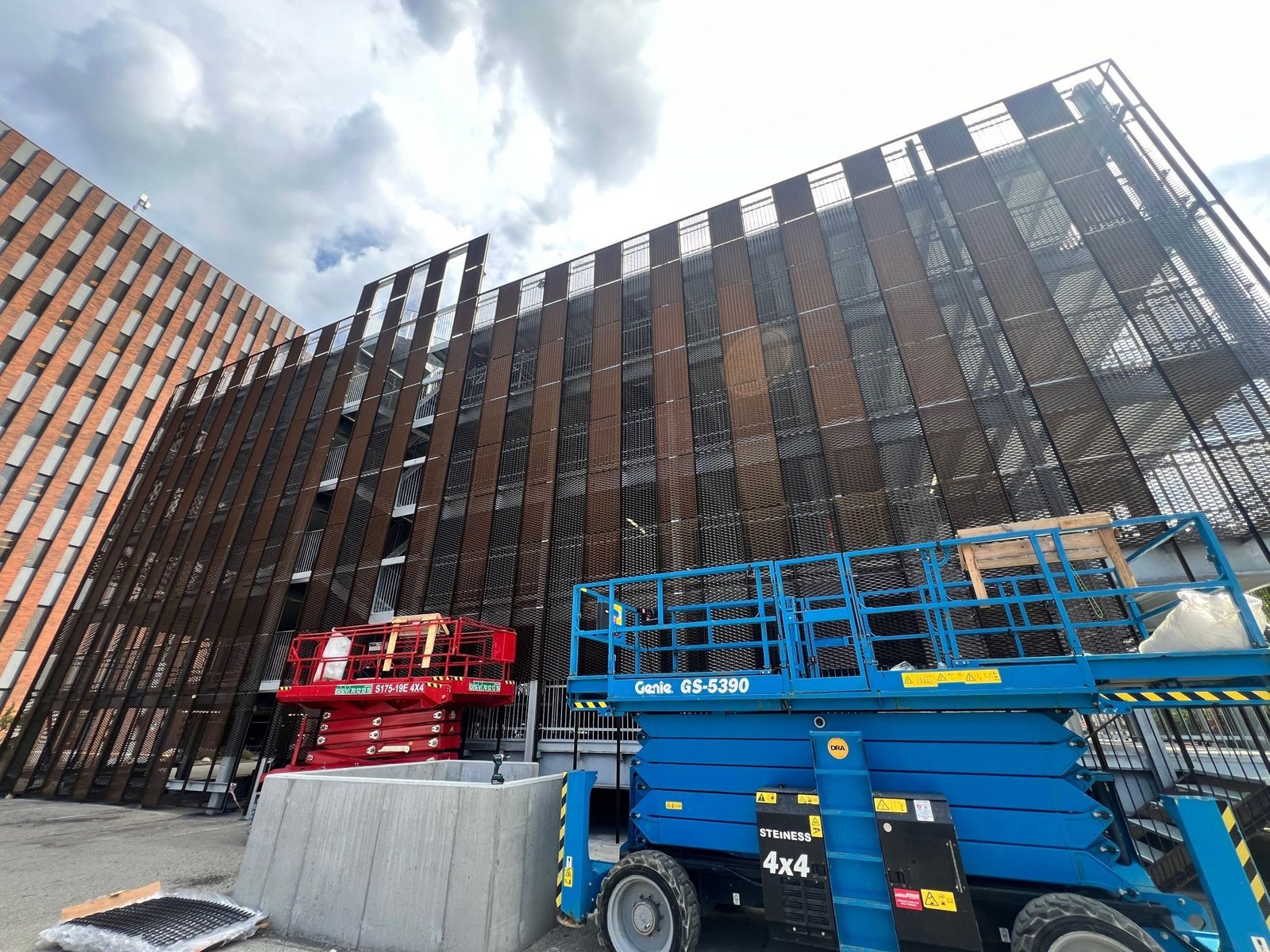 Parkeringshus i Egedal med straekmetal facade