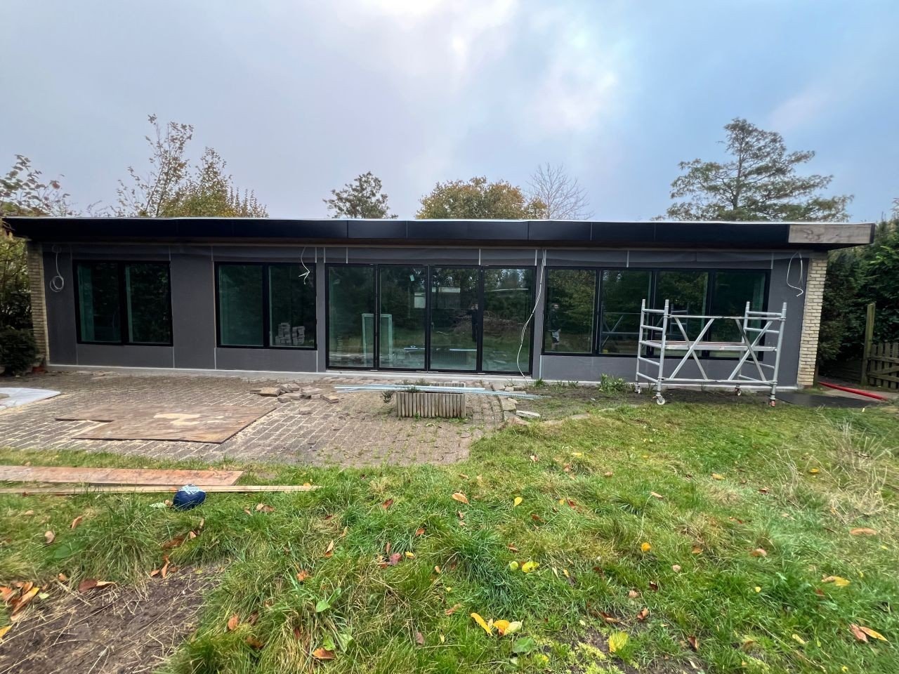 Parcelhus efter renovering med moderne facade og sorte detaljer